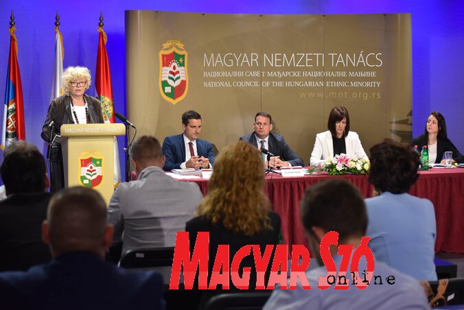 Prema rečima stanovnika Kavila, u njihovom selu postoje tri velika praznika: Božić, Uskrs i premijera Salašarskog pozorišta – rekla je tokom svog govora Erika Kabok, članica IO zadužena za informisanje (Foto: Edvard Molnar) Prema rečima stanovnika Kavila, u njihovom selu postoje tri velika praznika: Božić, Uskrs i premijera Salašarskog pozorišta – rekla je tokom svog govora Erika Kabok, članica IO zadužena za informisanje (Foto: Edvard Molnar)