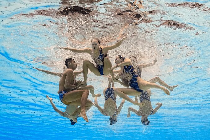 Kína akrobatikus csapata – a víz alatt (Beta/AP)