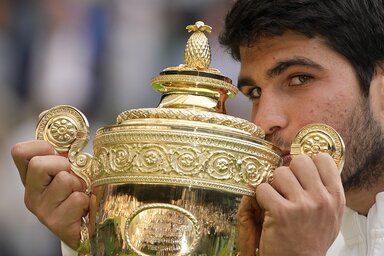 Carlos Alcaraz megérdemelten dédelgethette a wimbledoni serleget (Fotó: Beta/AP)