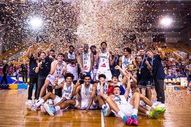 A francia fiúk ünneplik a tornagyőzelmüket (Fotó: FIBA)