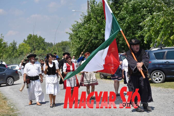 Bećari su prodefilovali ispred jednog dela nacionalne zastave (Foto: Edvard Molnar)