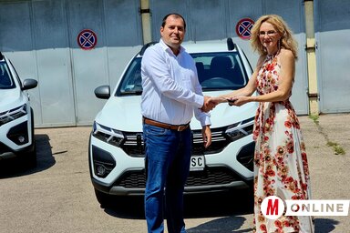 Fejsztámer Róbert személyesen adta át a kulcsokat (Puskás Károly felvétele)