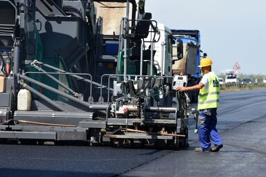 Cegl�d, 2018. j�lius 16.
Aszfaltburkolatot ter�tenek le az �p�l� M4 gyorsforgalmi �t Cegl�d �s Abony k�z�tti szakasz�n, Cegl�d k�zel�ben 2018. j�lius 16-�n. A 17,6 kilom�teres szakasz a ter