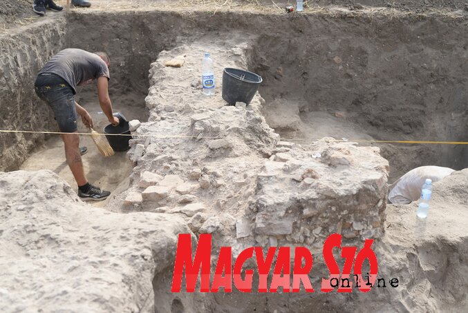 A templomfal egy feltárt része. Az Árpád-korral kapcsolatos templomromot találtak itt, emellett valószínűleg egy középkori település nyomai is megtalálhatók a környéken (Lakatos János felvétele) A templomfal egy feltárt része. Az Árpád-korral kapcsolatos templomromot találtak itt, emellett valószínűleg egy középkori település nyomai is megtalálhatók a környéken (Lakatos János felvétele)