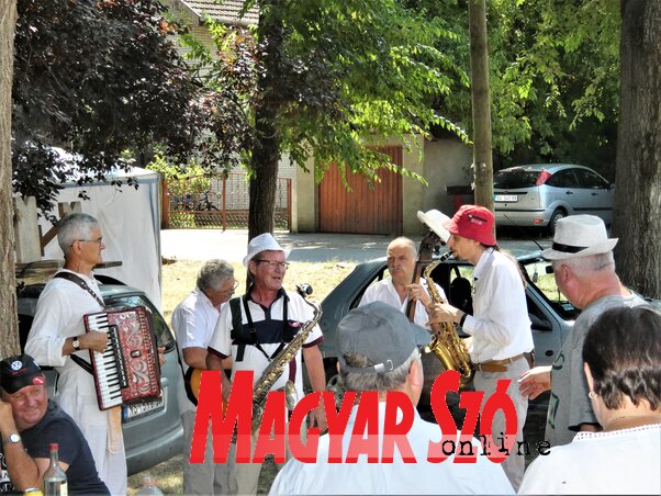 Jó ebédhez szól a nóta (Fotó: Horváth Zsolt) Jó ebédhez szól a nóta (Fotó: Horváth Zsolt)