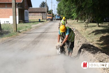 Intenzív munka folyik a zentagunarasi Pék utcában, a beruházás a tervek szerint tíz napon belül befejeződik (Lakatos János felvétele)