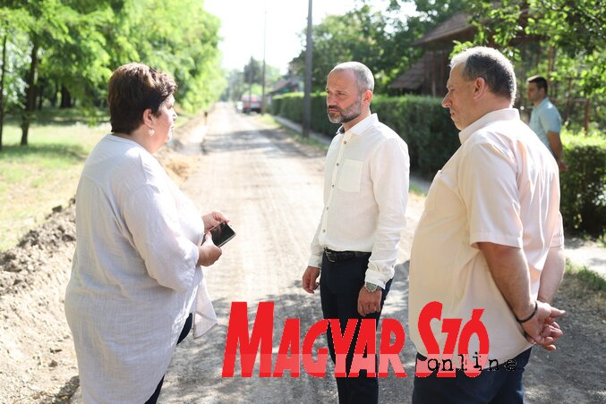 Sípos Hajnalka a felújításról beszél Szatmári Adrián polgármesternek (Lakatos János felvétele)