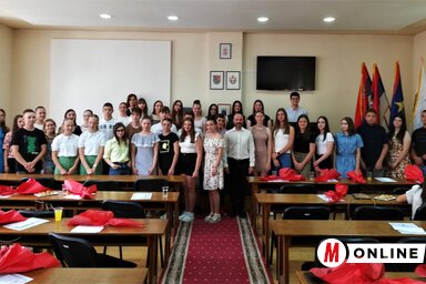Topolya Község Önkormányzata 47 Vuk-diplomás diákot ajándékozott meg a kiváló tanulmányi eredményéért (Tóth Péter felvétele)