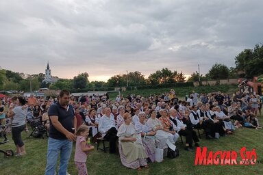 A pacséri falunap esti színpadi produkcióira összesereglett nézők egy része (Fotó: Kazinczy Paszterkó Diana felvétele)