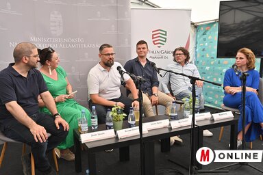 Juhász Bálint balról a harmadik, Hajnal Virág jobbról az első (Ótos András felvétele)