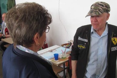 Rácz János 2019-ben a MAKKolorit festőtáborban, a Petőfi nyári színpadán (Hallai Mihály muzslyai amatőr képzőművész felvétele)