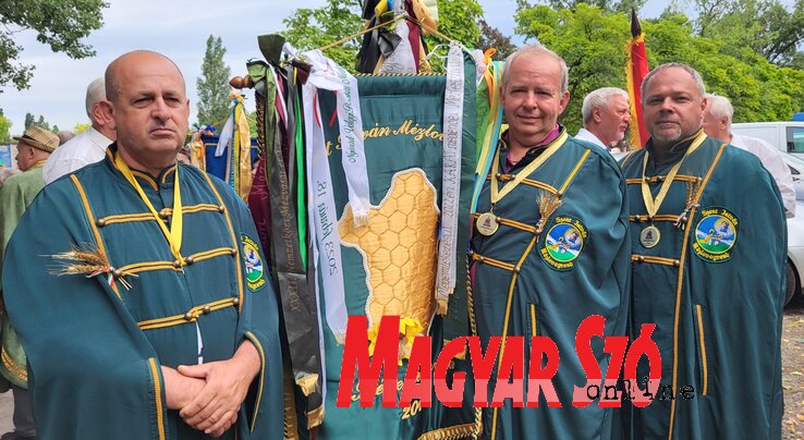 A Szent István Mézlovagrend képviselői Székesfehérvárról érkeztek Temerinbe (Fotó: Kasza Jennifer felvétele) A Szent István Mézlovagrend képviselői Székesfehérvárról érkeztek Temerinbe (Fotó: Kasza Jennifer felvétele)