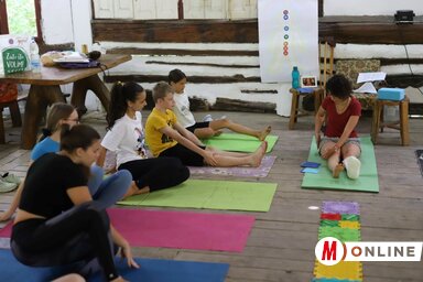 Alapszintű jógagyakorlatokat sajátítottak el a gyerekek (Lakatos János felvétele)