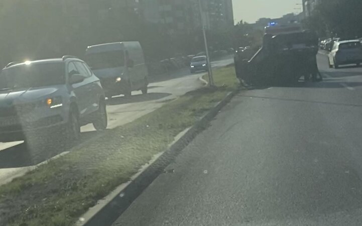 Viszonylag gyorsan megkezdődött a felborult jármű elszállítása