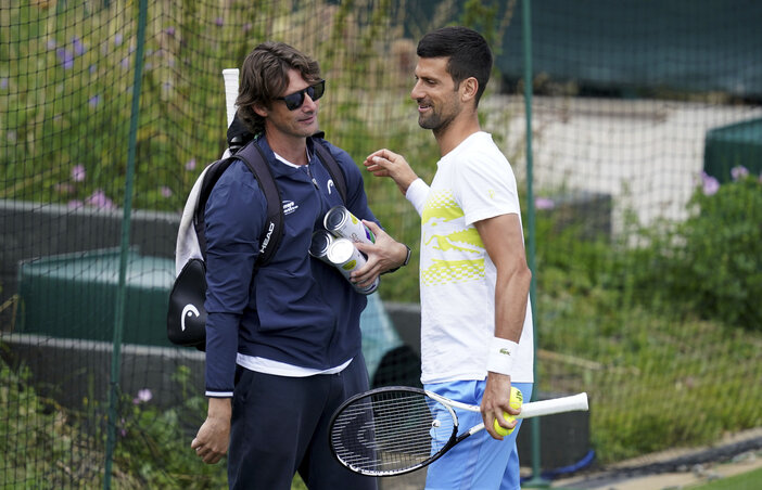 Kémkedünk, kémkedünk? Novak Đoković Carlos Alcaraz edzőjével, Juan Carlos Ferreróval beszélgetett a wimbledoni edzésen (Fotó: Beta/AP)