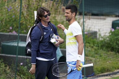 Kémkedünk, kémkedünk? Novak Đoković Carlos Alcaraz edzőjével, Juan Carlos Ferreróval beszélgetett a wimbledoni edzésen (Fotó: Beta/AP)