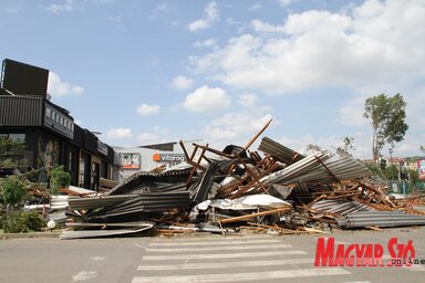 Letépte a vihar az Újvidéki Vásár tetőszerkezetét (Diósi Árpád felvétele)