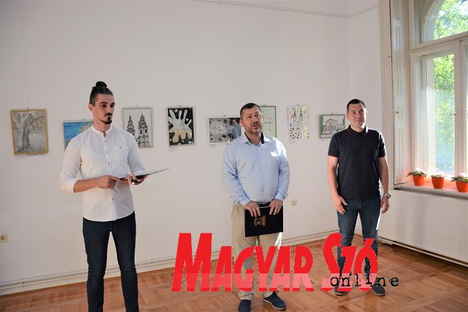 A kiállítás megnyitója: Đorđe Ćorić, Dejan Korceba és Radivoj Debeljački (Fotó: Paraczky László)