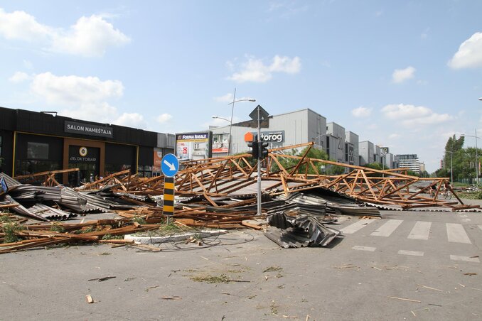 A vihar letépte az Újvidéki Vásár tetőszerkezetét, a Magacin kávézó előtti útkereszteződés sokáig autózhatatlan volt (Diósi Árpád felvétele)