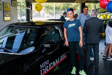 A napokban a Szerbiai Atlétikai Szövetség főtámogatójaként a Delta Motors egy Mini One gépkocsit bocsátott Világos Adriana rendelkezésére (Fotó: sas.rs)