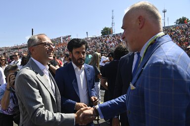 Szalay-Bobrovniczky Kristóf honvédelmi miniszter és Stefano Domenicali, a Formula–1 vezérigazgatója (Fotó: MTI)