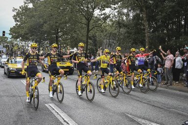 A Jumbo–Visma csapata vonult fel Párizs utcáin (Fotó: latour.fr)