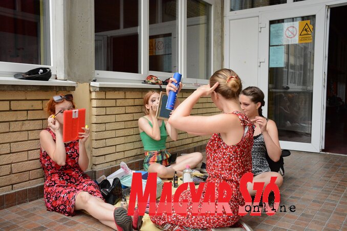 A női szereplők egy része sminkelés közben A női szereplők egy része sminkelés közben