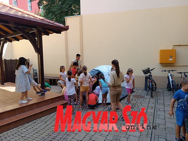 A tábor résztvevői két szabadkai cserkész közreműködésével megtanultak egy sátort is felállítani (Dér Dianna felvételei) A tábor résztvevői két szabadkai cserkész közreműködésével megtanultak egy sátort is felállítani (Dér Dianna felvételei)