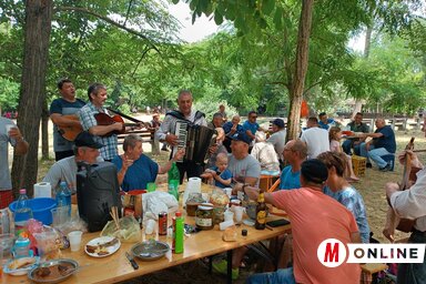 Szombaton délelőtt megtelt a pacséri Akácos ünneplő családokkal, baráti társaságokkal, a falunapi horgászverseny és főzőverseny résztvevőivel