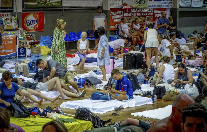 A kiköltöztetett turisták többségét kollektív szálláshelyen helyezték el (Beta/AP) A kiköltöztetett turisták többségét kollektív szálláshelyen helyezték el (Beta/AP)