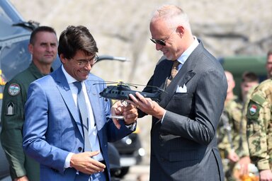 Bruno Even, az Airbus Helicopters elnöke átadja a típus makettjét a honvédelmi miniszternek (MTI)
