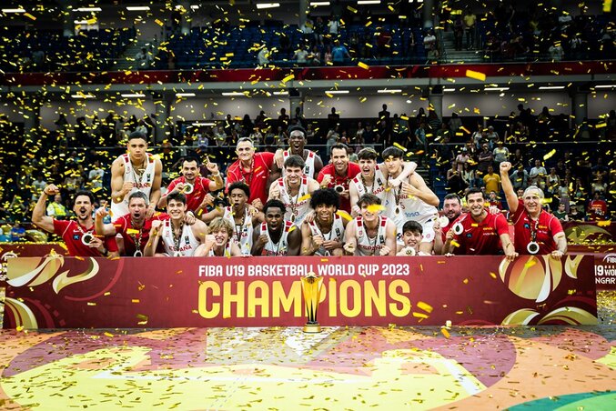 A debreceni Főnix Arénában végül a spanyol fiúk ünnepelhették a diadalt (Fotó: FIBA) A debreceni Főnix Arénában végül a spanyol fiúk ünnepelhették a diadalt (Fotó: FIBA)