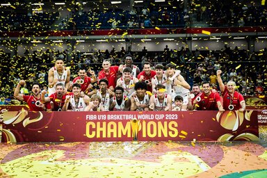 A debreceni Főnix Arénában végül a spanyol fiúk ünnepelhették a diadalt (Fotó: FIBA)