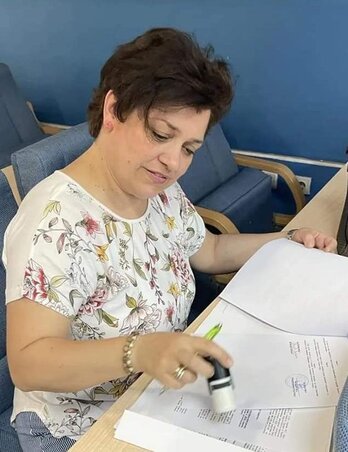 Csernyák Zsuzsanna, a karvezető foglalkozik a papírmunkával is Csernyák Zsuzsanna, a karvezető foglalkozik a papírmunkával is