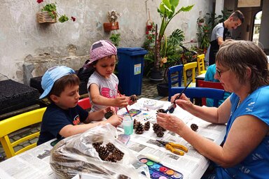 Készülnek a fenyőtoboz díszek