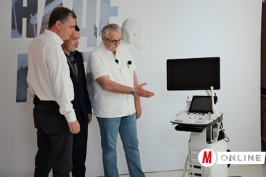 Igor Korać, Radivoj Debeljački és dr. Vlastimir Kladar az átadás ünnepélyes pillanatában (Paraczky László felvétele)