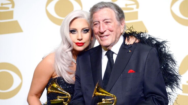 Lady Gaga és Tony Bennett a Cheek to Cheek című albummal elnyert Grammy-díjjal (Frazer Harrison/GettyImages – Forrás: edition.cnn.com)