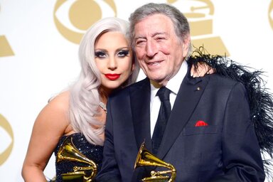 Lady Gaga és Tony Bennett a Cheek to Cheek című albummal elnyert Grammy-díjjal (Frazer Harrison/GettyImages – Forrás: edition.cnn.com)