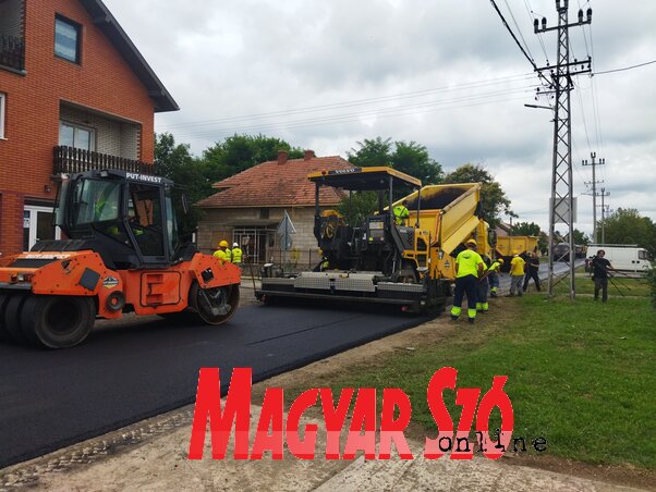 A munkások már hét kilométernyi utat felújítottak Temerinben (Fotó: Tóth D. Lívia)