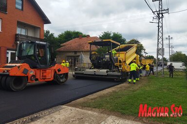 A munkások már hét kilométernyi utat felújítottak Temerinben (Fotó: Tóth D. Lívia)