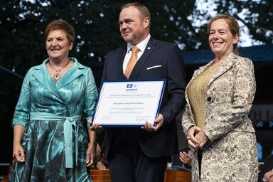 Závogyán Magdolna államtitkár, Pál István Szalonna népzenész és Csonka-Takács Eszter, az UNESCO Magyar Nemzeti Bizottság Szellemi Kulturális Örökség Szakbizottságának elnöke a jegyzékbe véte