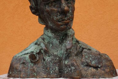 A Petőfi-mellszobor Szilágyi László újvidéki szobrászművész alkotása