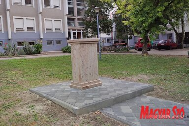 Már kihelyezték a Petőfi-mellszobor talapzatát Kúla központjában (Paraczky László felvétele)