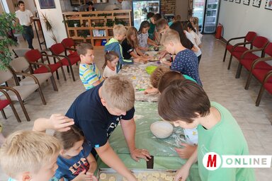 A gyerekek az Öt kenyér pékségben tettek látogatást, ahol saját maguk készíthették el a kedvenc uzsonnájukat (Fotó: Dér Dianna)