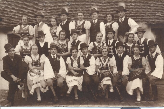 A piros bugyelláris című színmű szereplőgárdája, Papp-kocsma,1950 (Mérges Eszter fotógyűjteményéből) A piros bugyelláris című színmű szereplőgárdája, Papp-kocsma,1950 (Mérges Eszter fotógyűjteményéből)