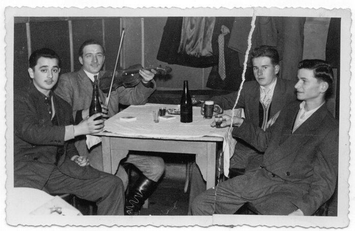 Legények a Papp-kocsmában 1940 környékén (Mérges Eszter fotógyűjteményéből)