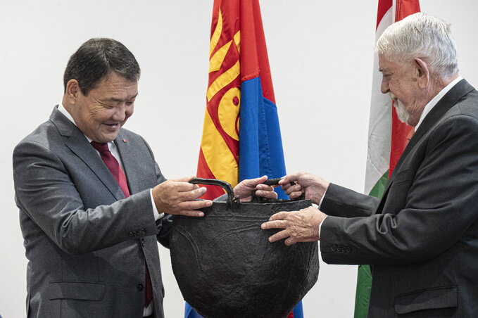 A mongol nagykövet átveszi az üstöt Kásler Miklóstól (Fotó: MTI)