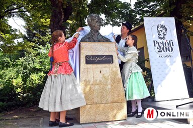 Törökfaluban a Százszorszép Művelődési Egyesület előtti teret díszíti a szobor (Gergely Árpád felvétele)