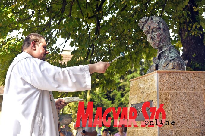Ft. Kormányos Zoltán törökfalui plébános szentelte fel a szobrot (Gergely Árpád felvétele)