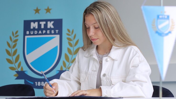 Pataki Georgina a szerződéskötés pillanatában Pataki Georgina a szerződéskötés pillanatában